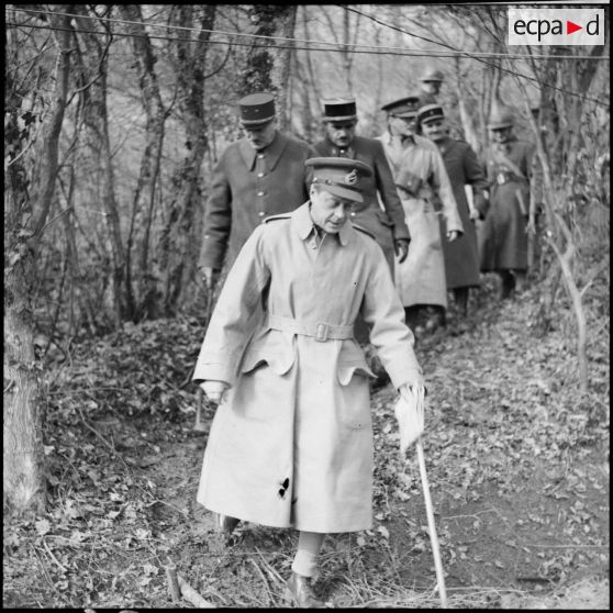 Le duc de Windsor est photographié en pied lors de la visite d'une unité de la BEF.