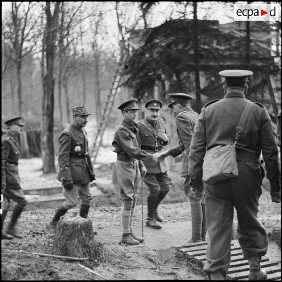 Lors de la visite d'une unité de la BEF le duc de Windsor est accueilli par un officier supérieur anglais.