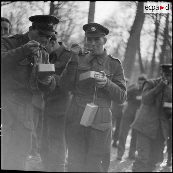 Portrait de groupe de soldats anglais de la BEF qui mangent.