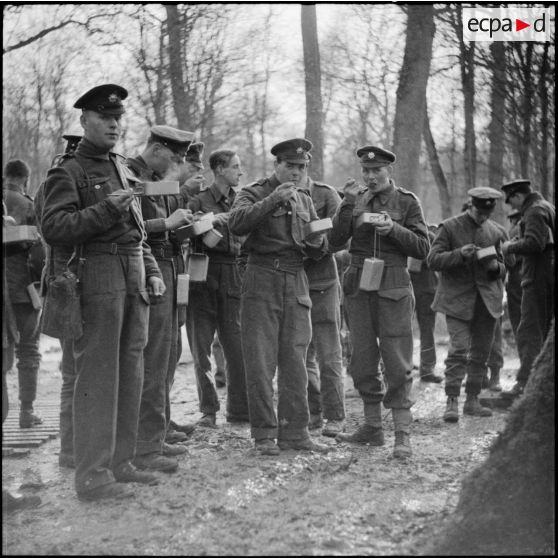 s-officiers et soldats britanniques de la BEF prennent leur repas dans leur cantonnement.