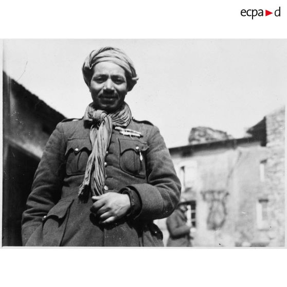 Portrait en plan américain d'un soldat de la 3e armée originaires d'Afrique du nord dans un village de Moselle.