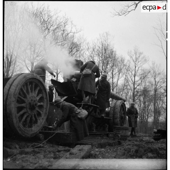 Des artilleurs de la 4e armée servent un 220 mm long Schneider.