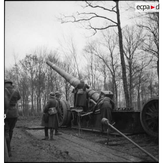 Plan général de trois quarts dos d'un 220 mm long Schneider en position de tir dans le secteur de la 4e armée.