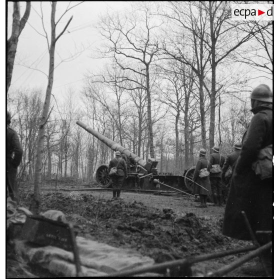 Plan général de trois quarts dos d'un 220 mm long Schneider en position de tir dans le secteur de la 4e armée.