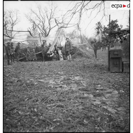 Plan général d'un 155 mm GPF de la 4e armée en position de tir, entouré de ses servants.