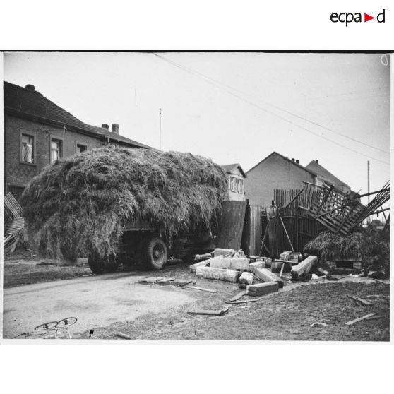 Barrage de fortune dans une rue d'un village de Lorraine du secteur de la 4e armée.