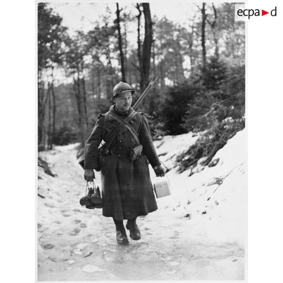 Portrait en pied d'un soldat de la 4e armée qui marche dans la neige.