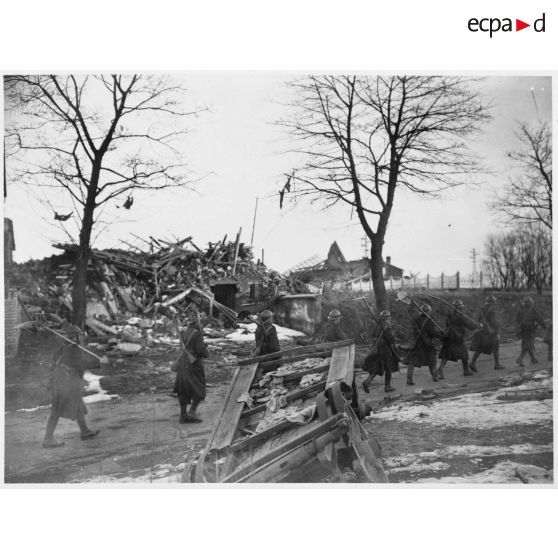 Plan général de soldats de la 4e armée qui marchent en colonne.