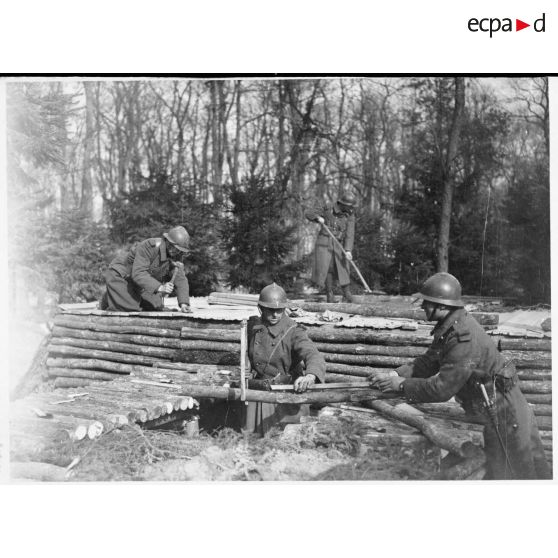 Construction d'un abri de rondins de bois dans le secteur de la 4e armée.