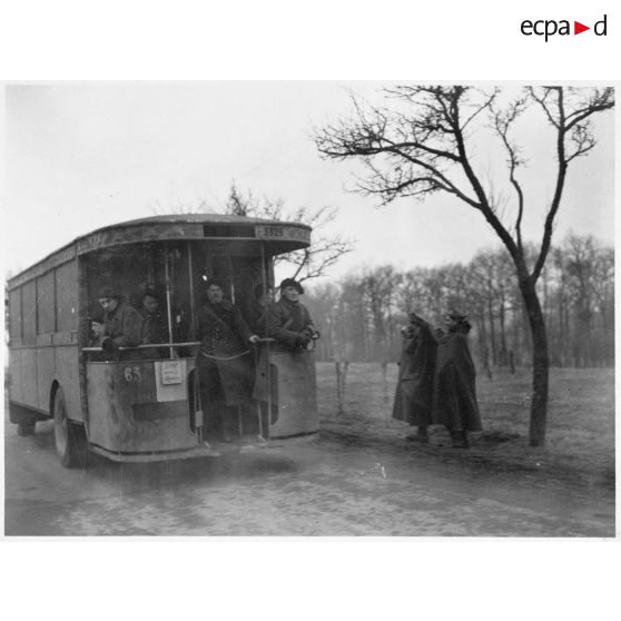 Un autocar Renault TN4B est photographié de trois quarts dos sur une route de Lorraine.