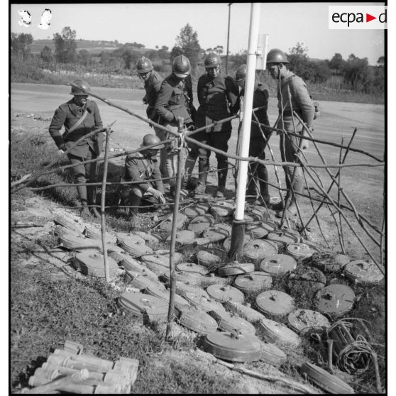 Des soldats de la 4e armée sont photographiés près de mines antichars allemandes.