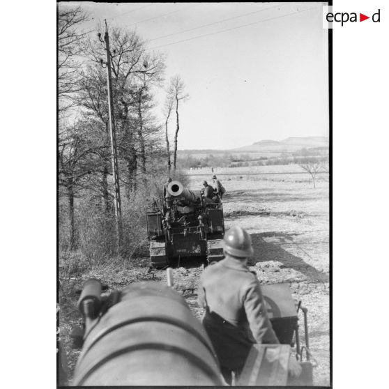 Un canon de 194 GPF sur affût chenillé est photographié de face en plan général dans le secteur de la 4e armée.