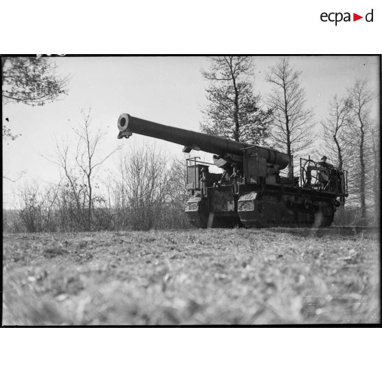 Mise en batterie d'un canon de 194 GPF sur affût chenillé dans un bois du secteur de la 4e armée.