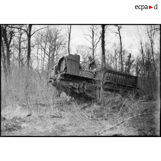 L'avant-train d'un canon de 194 GPF sur affût chenillé se déplace dans un bois du secteur de la 4e armée.