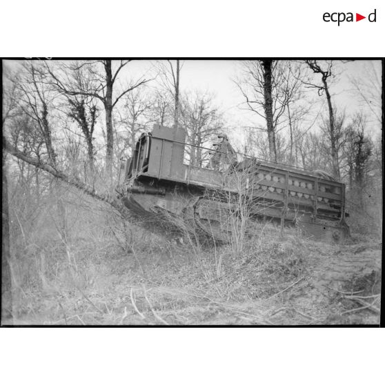 L'avant-train d'un canon de 194 GPF sur affût chenillé se déplace dans un bois du secteur de la 4e armée.