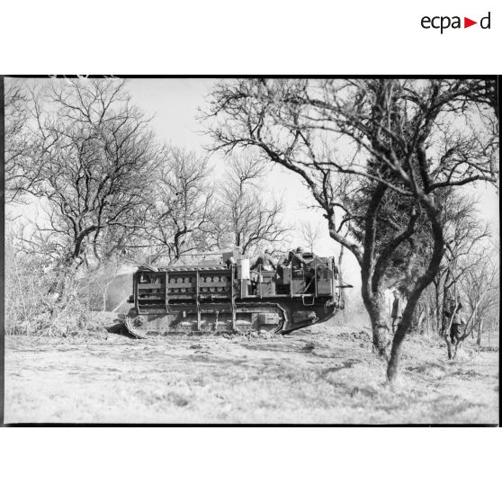 L'avant-train d'un canon de 194 GPF sur affût chenillé se déplace dans un bois du secteur de la 4e armée.