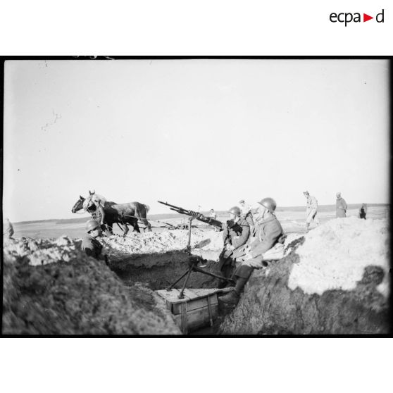 Photographie de groupe de deux soldats de la 4e armée près de vestiges d'un bombardier allemand abattu.