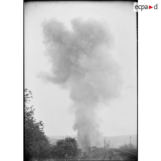 Des soldats de la 4e armée labourent un champ près d'une mitrailleuse Saint-Etienne en batterie.