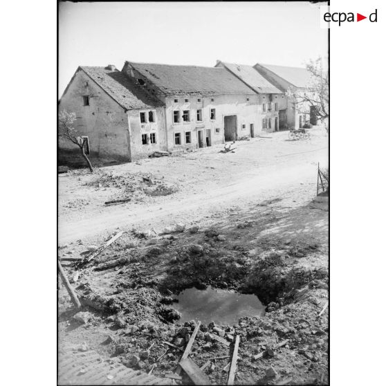 Pont ferroviaire détruit dans le secteur de la 4e armée, à Sarreguemines.