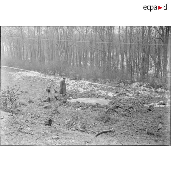 Trou d'obus dans la rue d'un village lorrain du secteur de la 4e armée.