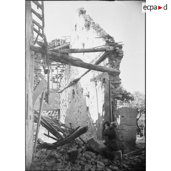 Trou d'obus dans la rue d'un village lorrain du secteur de la 4e armée.