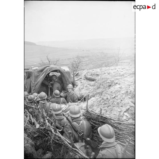 Photographie en plongée de soldats de la 4e armée qui se trouvent dans une tranchée.