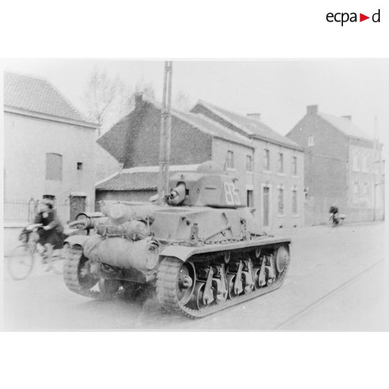 Arrivée d'un Hotchkiss M35/39 H de la 3e DLM à Thisnes le 11 mai 1940.