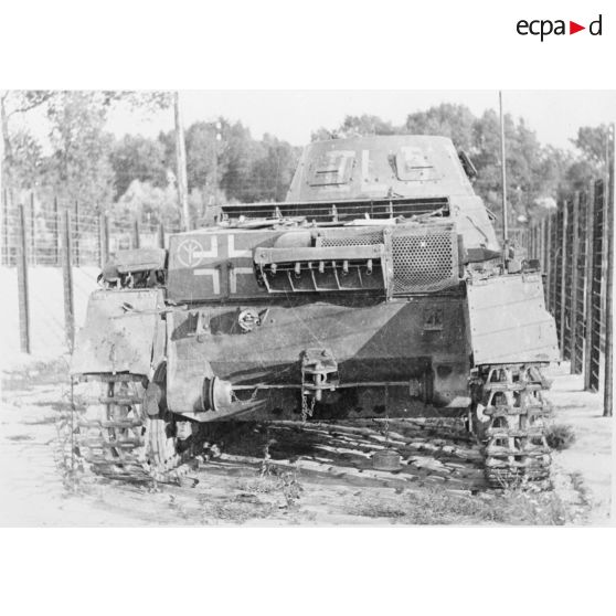 Plan moyen de dos d'un char allemand Panzerkampfwagen I Ausführung B (Sd.kfz.101) détruit.