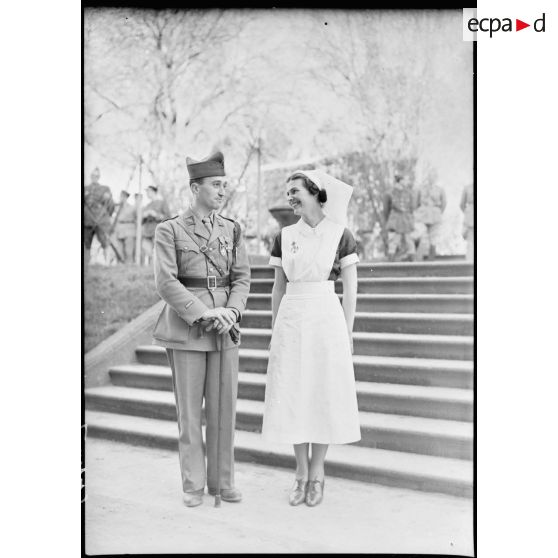 Photographie de groupe d'une infirmière de la Formation Hadfield Spears et d'un sous-lieutenant du 151e RI.