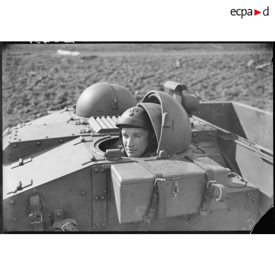 Portrait d'un pilote de chenillette de ravitaillement Renault 31R (ou UE) de la 5e armée.