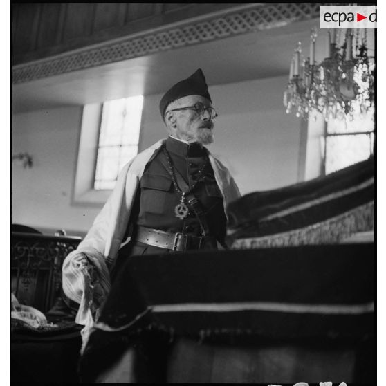 Un rabbin, aumônier militaire, est photographié dans une synagogue du secteur de la 5e armée.