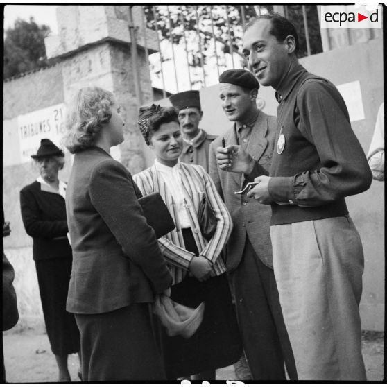 Discussion à l'entrée du stade d'Antibes.