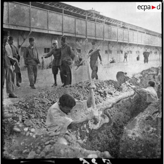 Photographie de groupe d'hommes à l'entrée du stade d'Antibes.