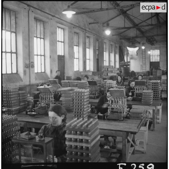 Des femmes travaillent dans un atelier de conditionnement des cartouches de l'usine de munitions de Valence.