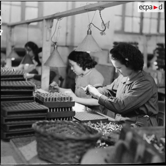 Dans l'usine de Valence, des ouvrières vérifient la taille et le calibre des cartouches en fin de chaîne.