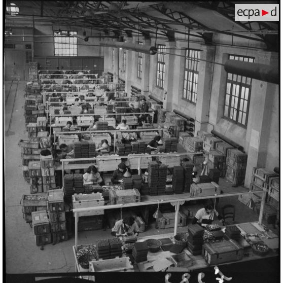 Dans l'usine de Valence, des ouvrières vérifient la taille et le calibre les cartouches en fin de chaîne.