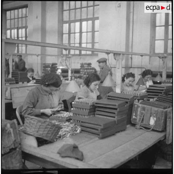 Dans l'usine de Valence, des ouvrières vérifient la taille et le calibre des cartouches en fin de chaîne.