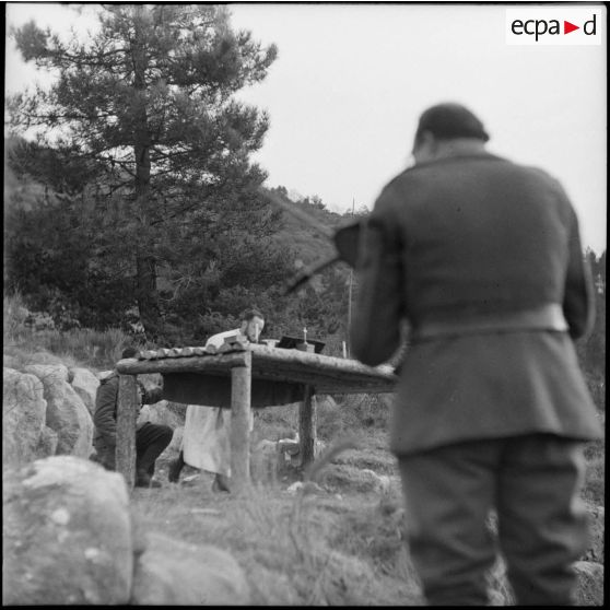 Une messe en plein air au sein du 9e BCA de la 6e armée dans les Alpes-Maritimes.