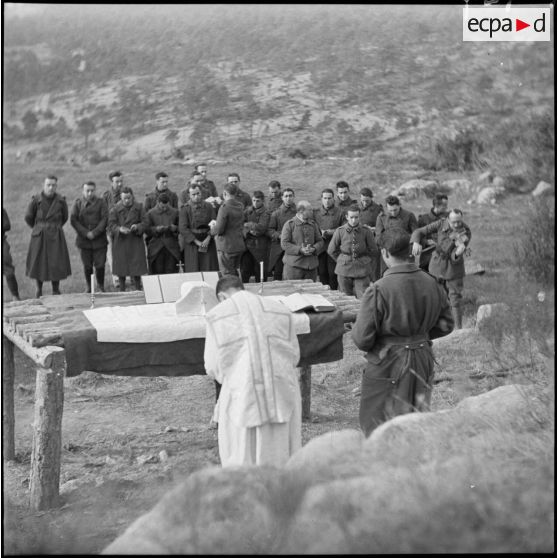 Une messe en plein air au sein du 9e BCA de la 6e armée dans les Alpes-Maritimes.