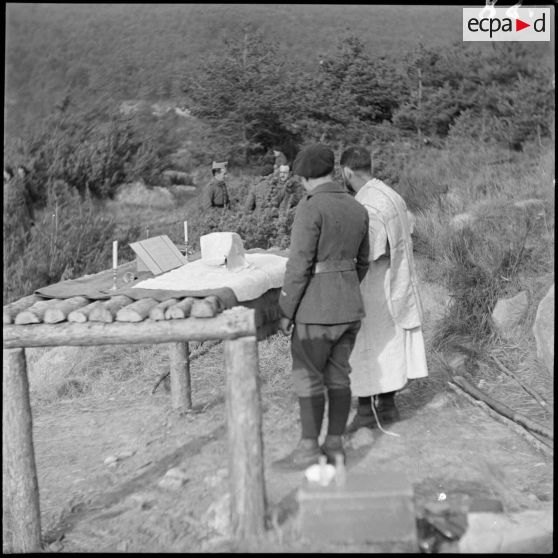 Une messe en plein air au sein du 9e BCA de la 6e armée dans les Alpes-Maritimes.