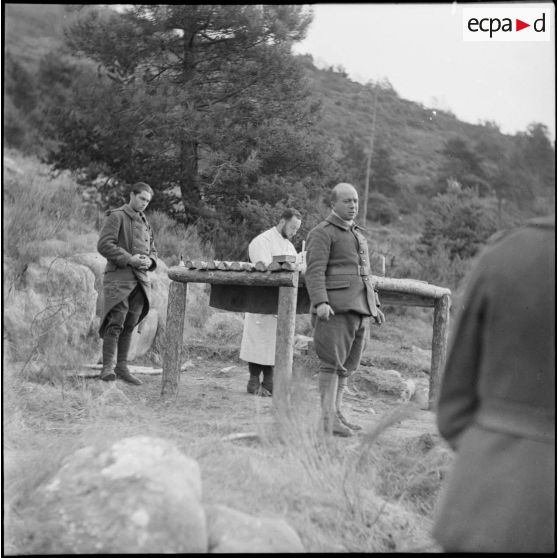 Une messe en plein air au sein du 9e BCA de la 6e armée dans les Alpes-Maritimes.