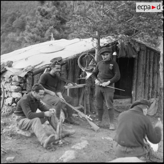 Des chasseurs du 9e BCA nettoient des fusils modèle 1907 au campement.