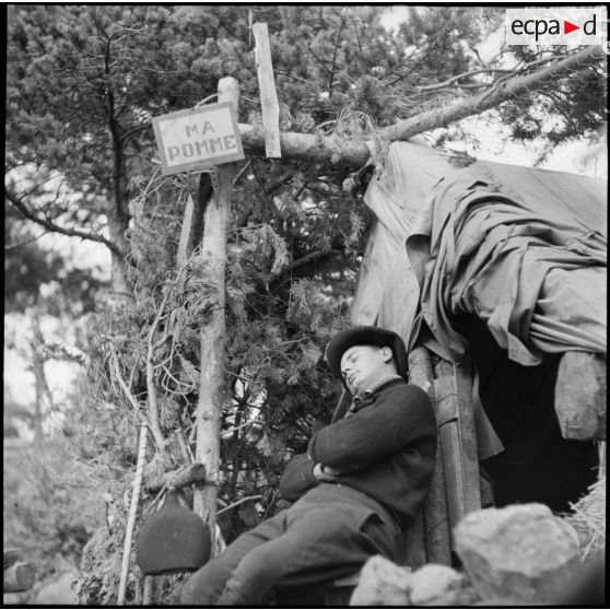 Un chasseur du 9e BCA est photographié devant sa tente.