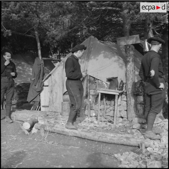 Un chasseur du 9e BCA est photographié devant sa tente.