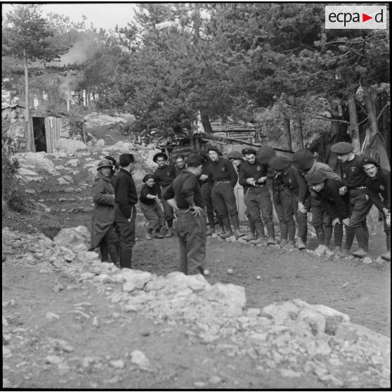 Au campement, des chasseurs du 9e BCA jouent aux boules.