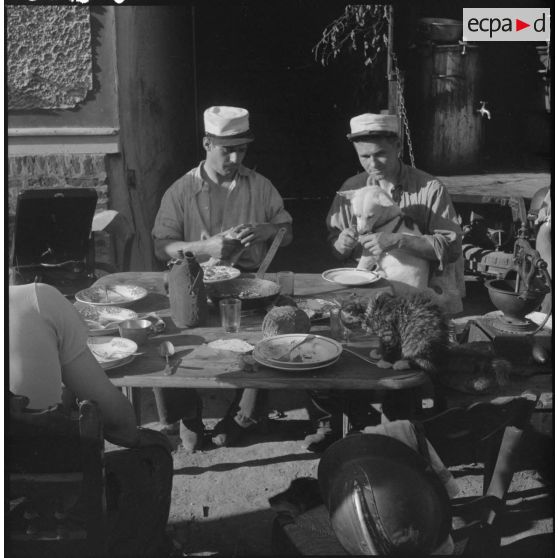 Des soldats de la Légion étrangère en train de manger.