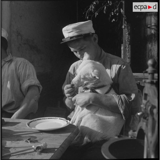 Un légionnaire au repos avec un chien.