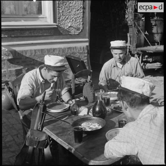 Des légionnaires en train de manger.