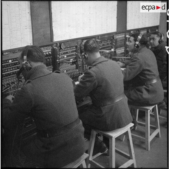 Des soldats du 28e RTrs dans un central téléphonique.