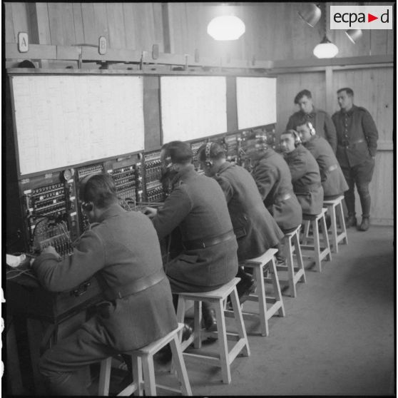 Des soldats du 28e RTrs dans un central téléphonique.